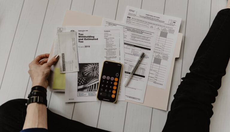 documenti finanziari e calcolatrice su un tavolo, concetto di eredità attesa e pianificazione