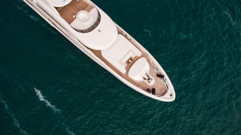 Cantiere navale italiano con superyacht in costruzione, nautica di lusso