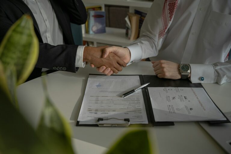 documenti contrattuali su un tavolo rappresentanza imprese salario giusto
