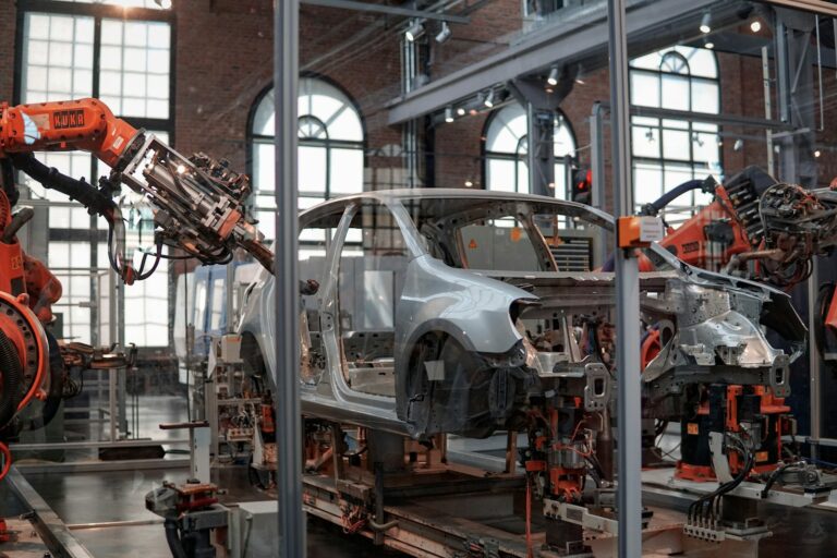 Linea di produzione auto in fabbrica, tema immatricolazioni e mercato auto 2026