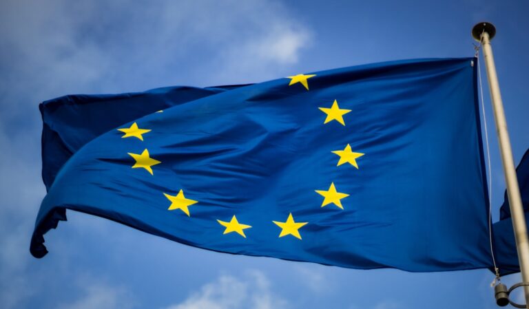 Bandiera europea e sede delle istituzioni Ue a Bruxelles