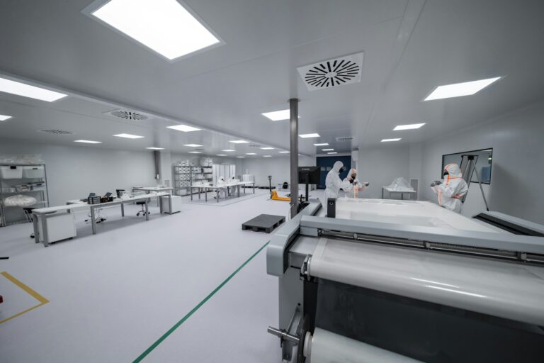 Interno di una camera pulita per l'assemblaggio di satelliti nello Stellar Hub di Space Industries