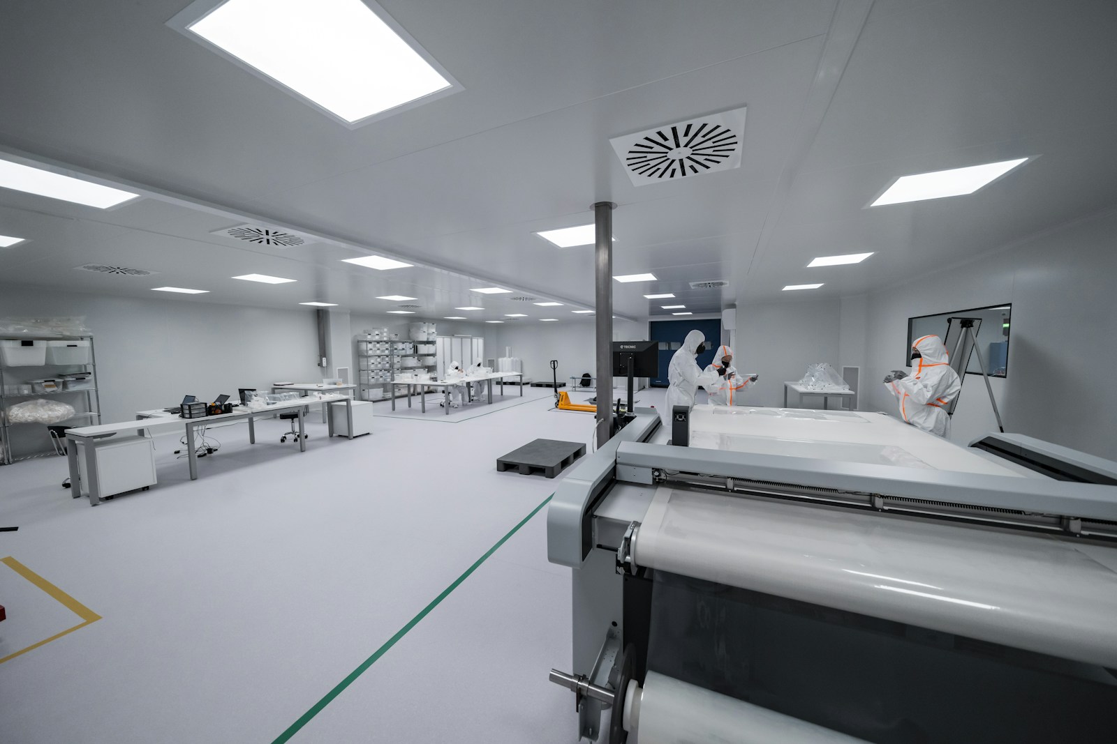 Interno di una camera pulita per l'assemblaggio di satelliti nello Stellar Hub di Space Industries