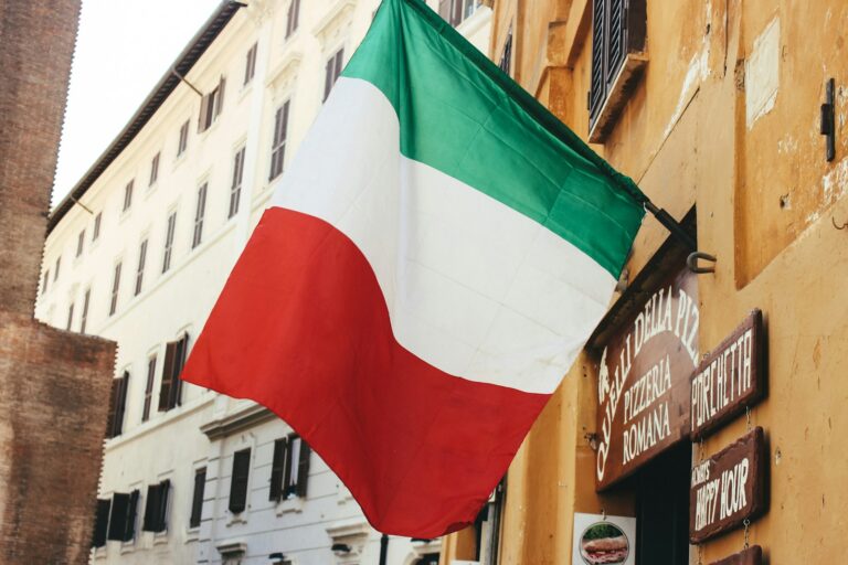 Guida acquisto BTP: libretto titoli e monete euro su tavolo