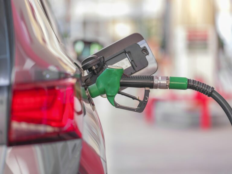Esodo estivo, benzina e diesel più cari: stangata da 370 milioni