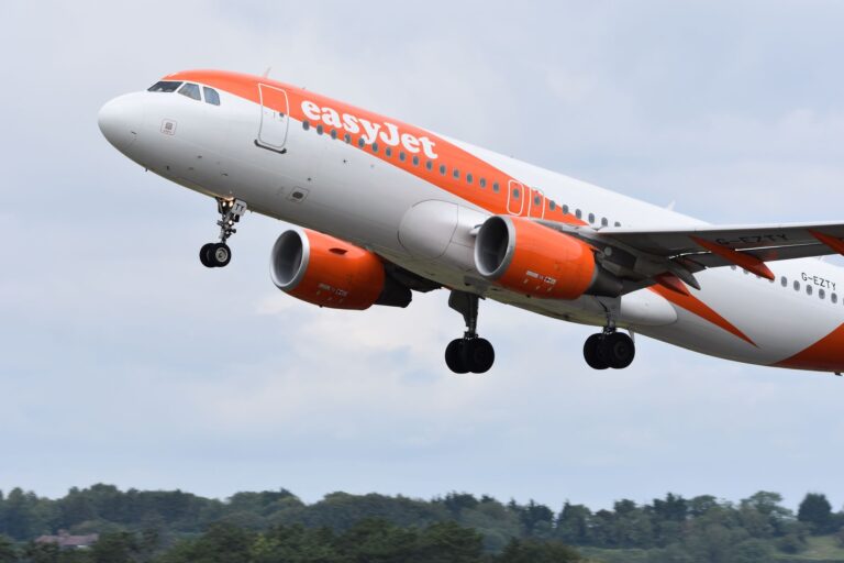 EasyJet contesa tra Castlelake e Apollo: countdown al 7 agosto