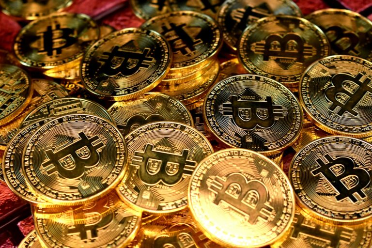 Bitcoin vicino a 64.000 dollari e proposta burn Solana