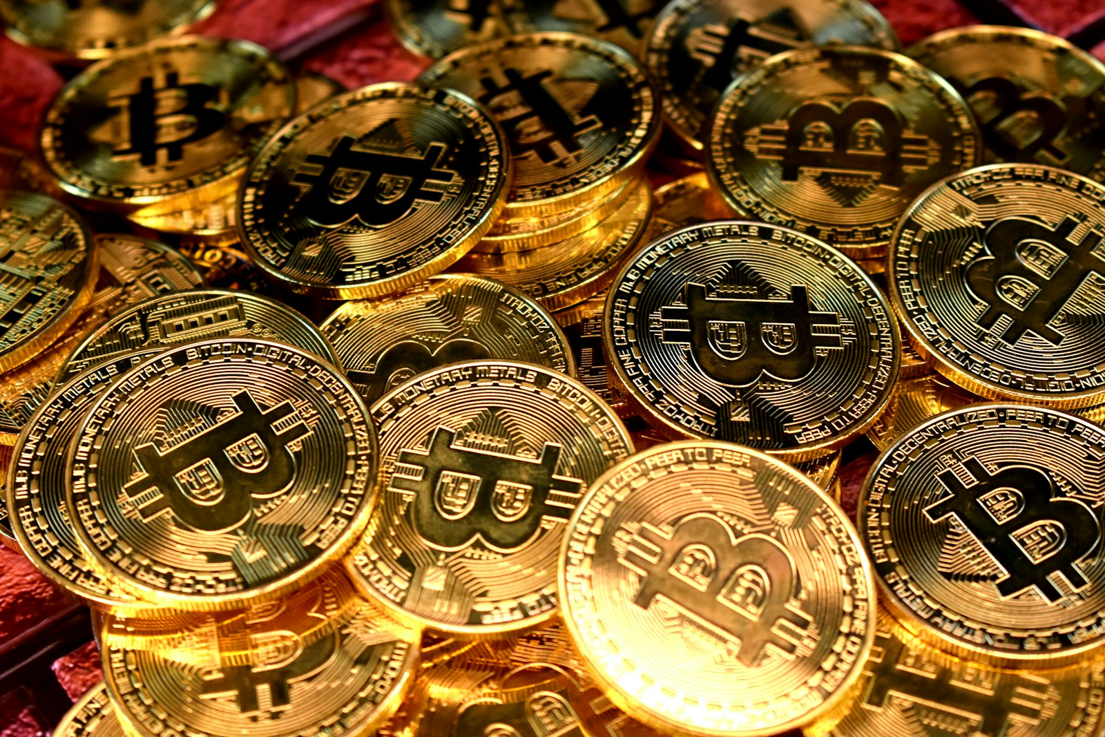 Bitcoin vicino a 64.000 dollari e proposta burn Solana