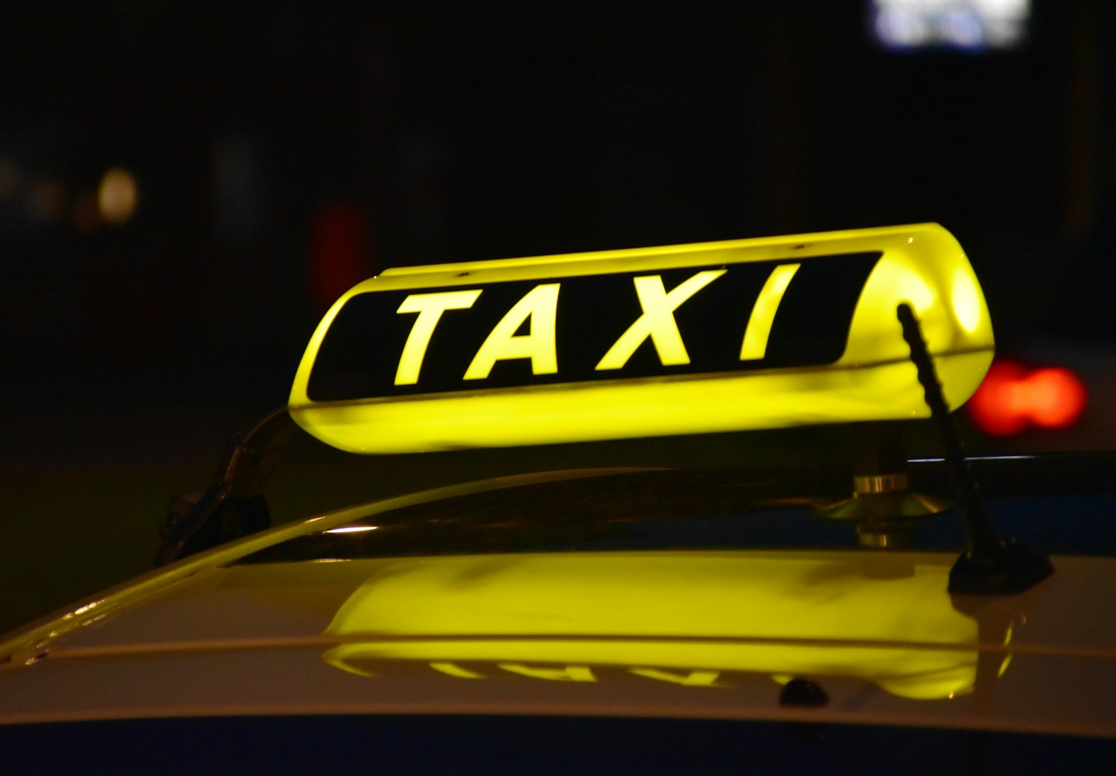 Autista con smartphone durante una corsa, tema della multa Uber per decisioni automatizzate