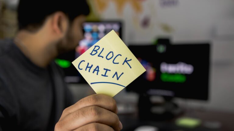 Token digitali su blockchain per la finanza, con asset tokenizzati in evidenza