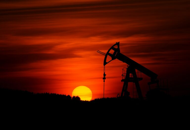 Prezzo del petrolio in calo: pompe di estrazione del greggio