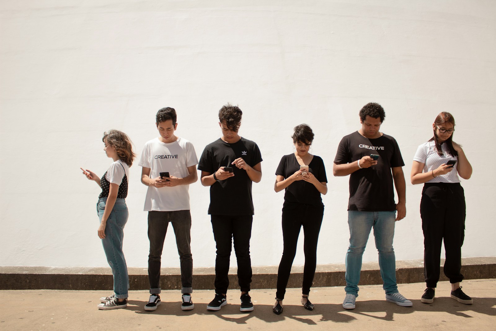 Adolescente che usa lo smartphone, il tema del processo Meta sui minori