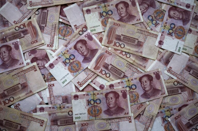 Banconote da 100 yuan con il fixing del cambio a 6,7888 per dollaro