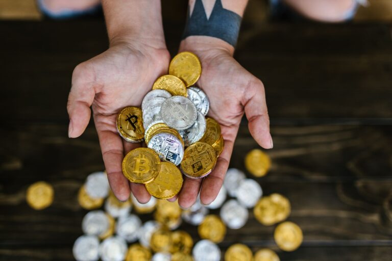 Bitcoin frena sotto 85.000$, ma i fondi USA e la DeFi non mollano