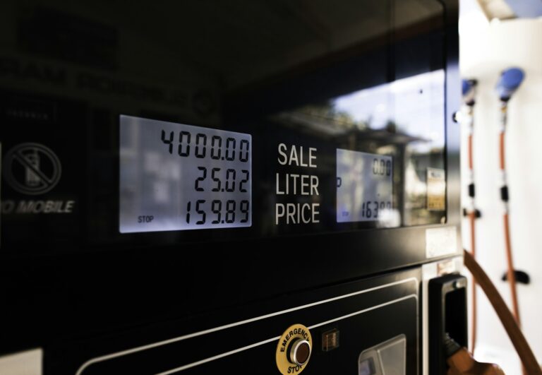 Carburanti, nuovi massimi da 4 anni: benzina self a 2,046 euro