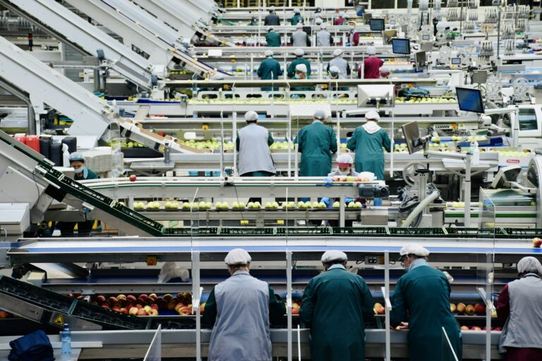Divario Nord-Sud lavoro: operai in fabbrica al Nord Italia