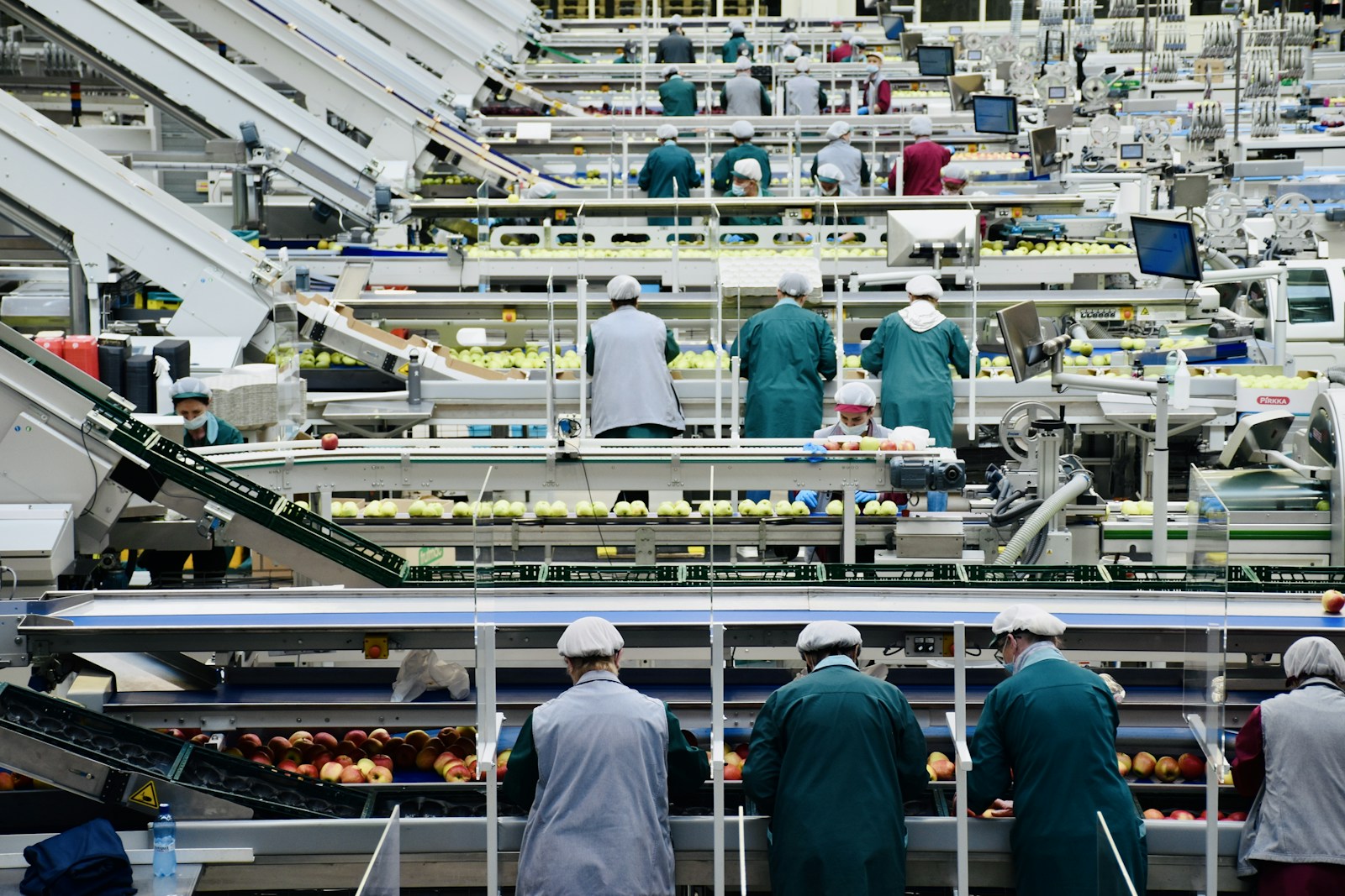 Divario Nord-Sud lavoro: operai in fabbrica al Nord Italia