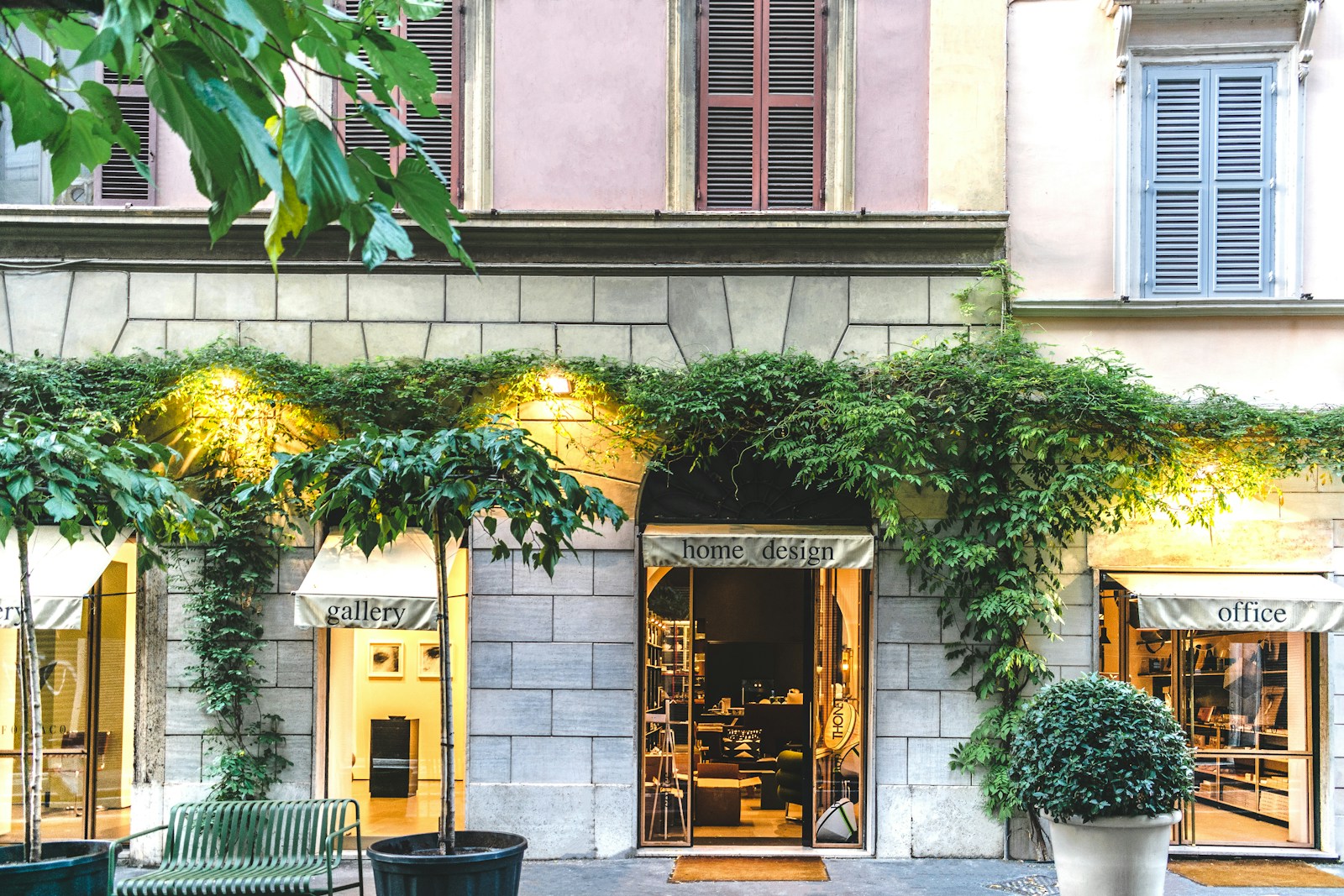Vetrina di un negozio di quartiere: la proposta di estendere la cedolare secca agli affitti commerciali