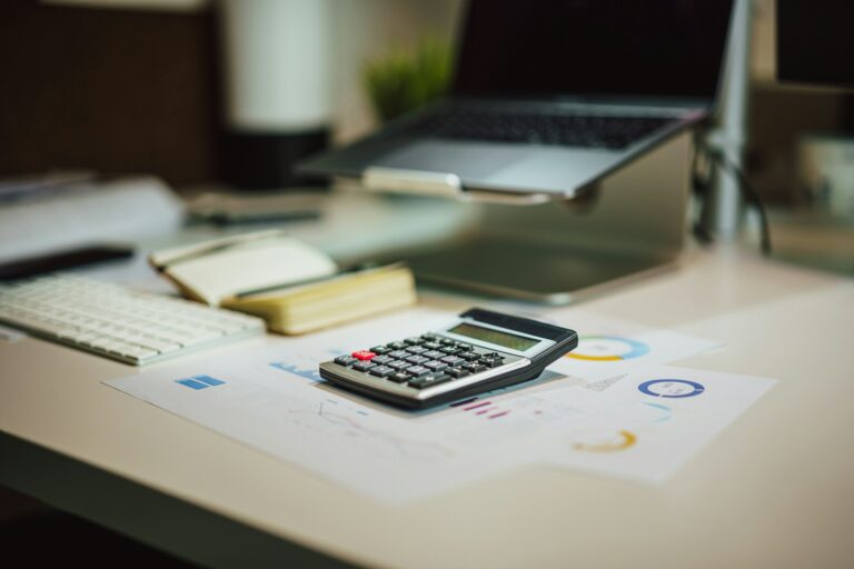 Moduli fiscali e calcolatrice sul tavolo di un ufficio del fisco