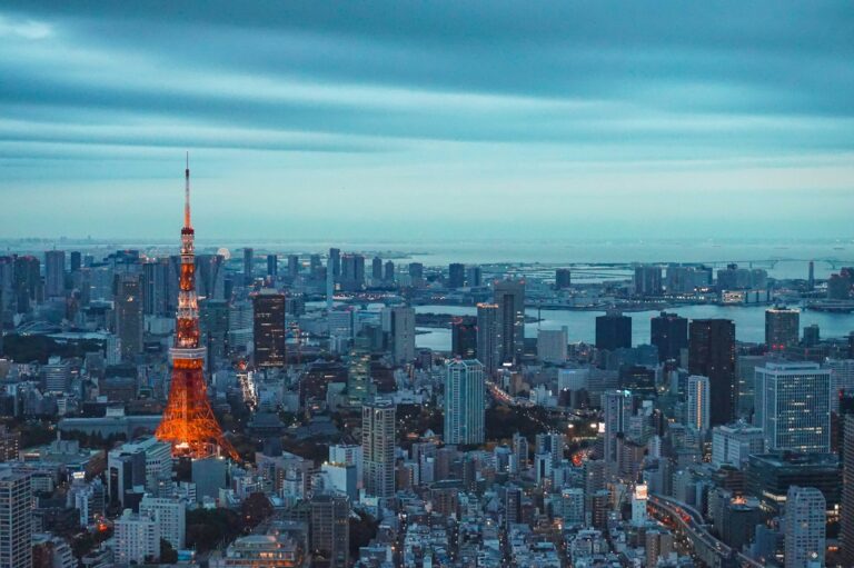 Borsa Tokyo giù dell’1,62%: pesano Medio Oriente e rendimenti
