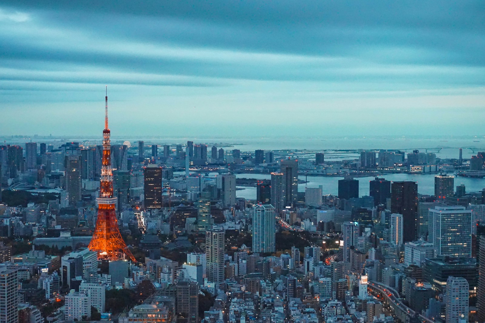 Borsa Tokyo giù dell’1,62%: pesano Medio Oriente e rendimenti