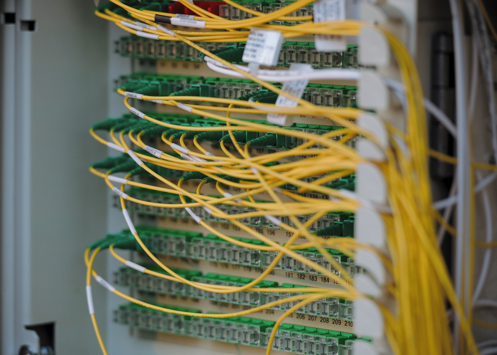 Sala server di un data center dove vengono addestrati i modelli di IA come Gpt-6.1 Astra