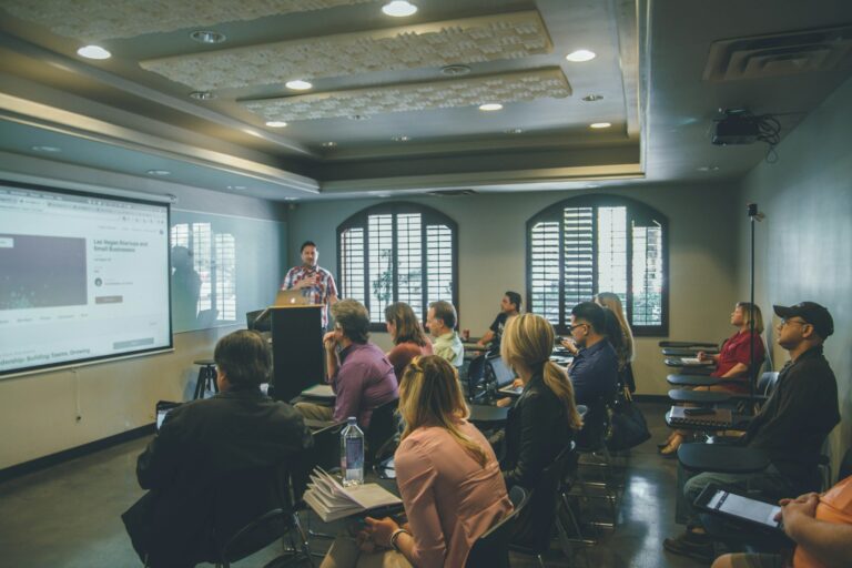 Professionisti e studenti riuniti in un workshop di management: Leave Your Mark della Polimi diventa una rete europea non profit
