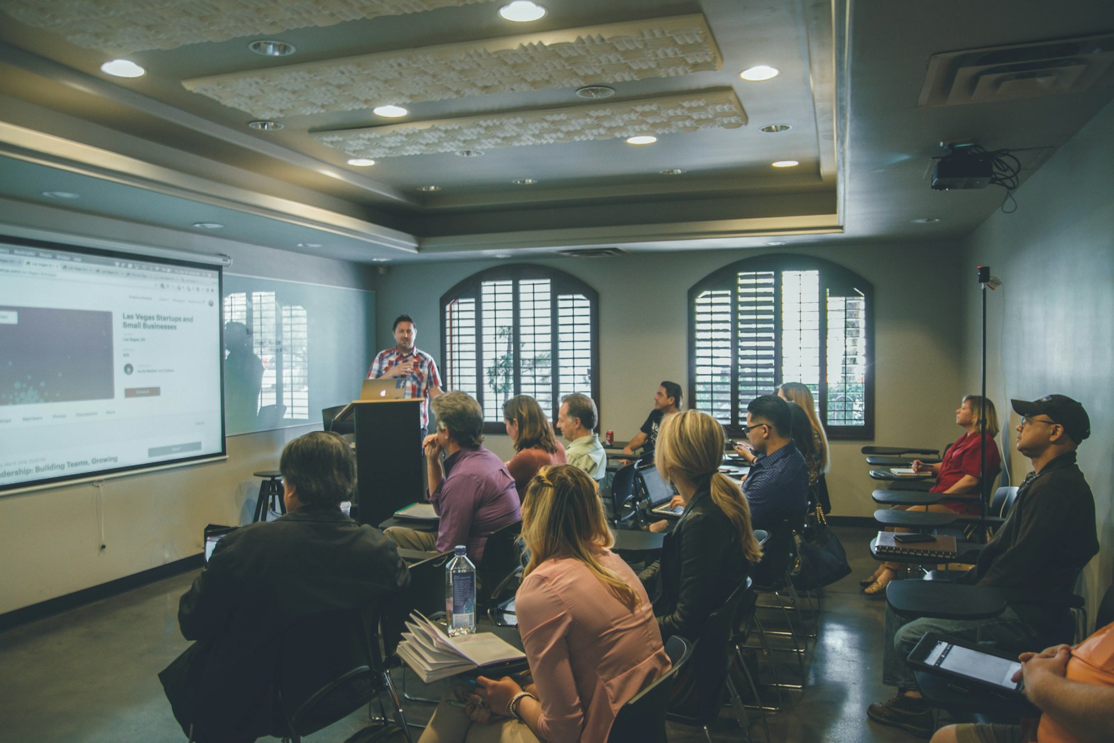 Professionisti e studenti riuniti in un workshop di management: Leave Your Mark della Polimi diventa una rete europea non profit