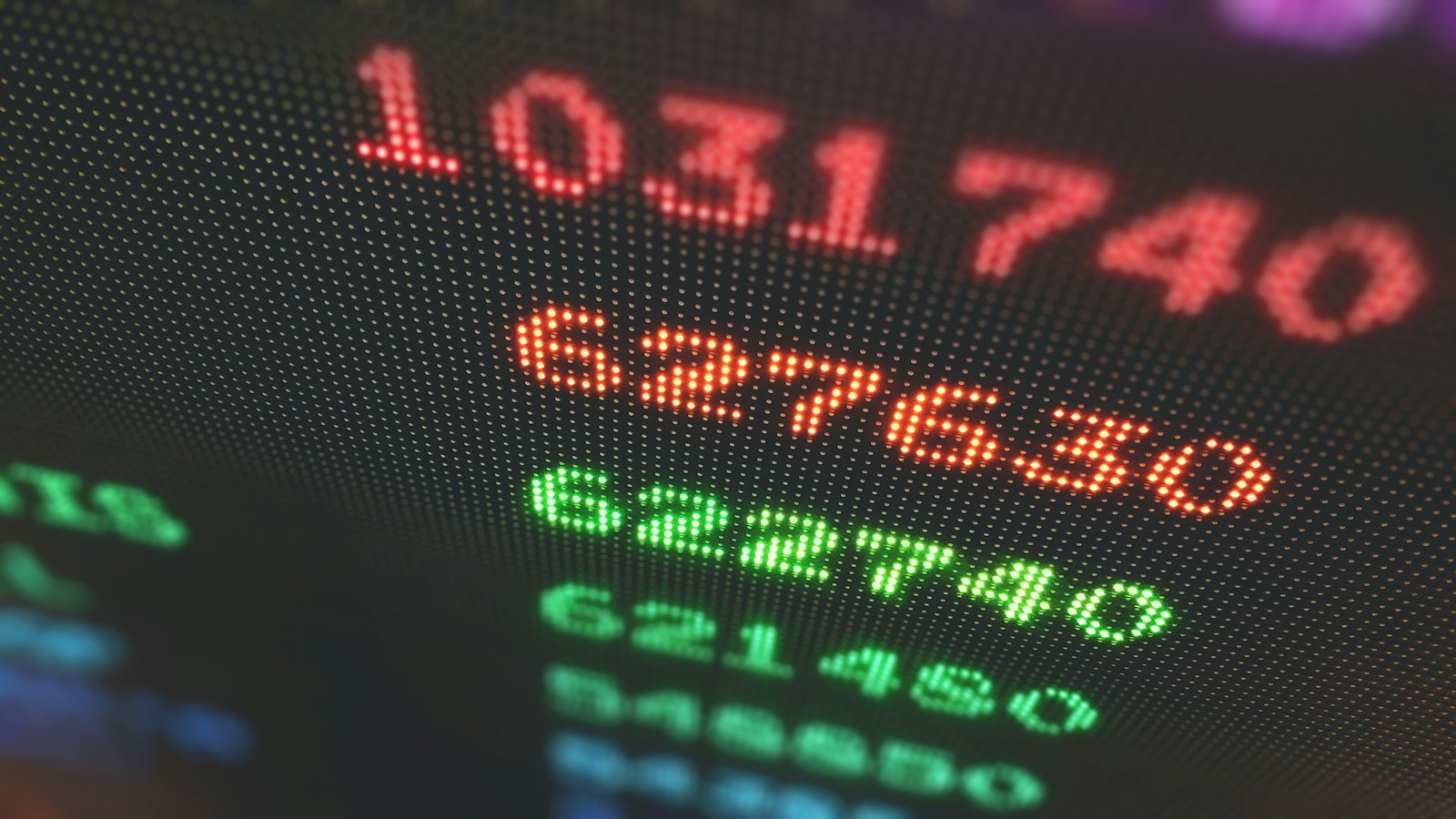 Schermo con quotazioni di azioni tokenizzate su blockchain