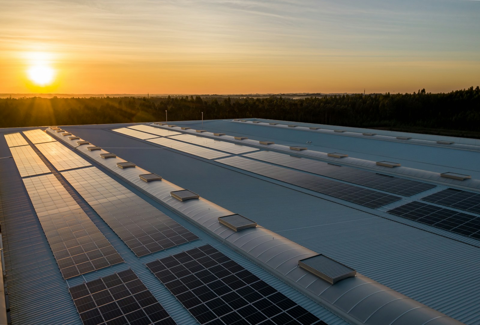 Pannelli fotovoltaici su tetto di un edificio, impianti sotto 1 MW in Italia