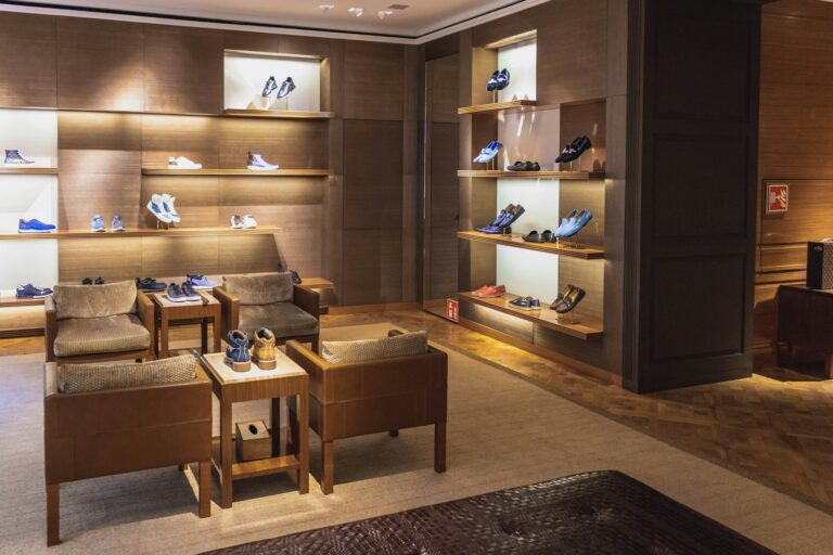 Scarpe in pelle in una boutique di lusso: i ricavi Ferragamo 2026