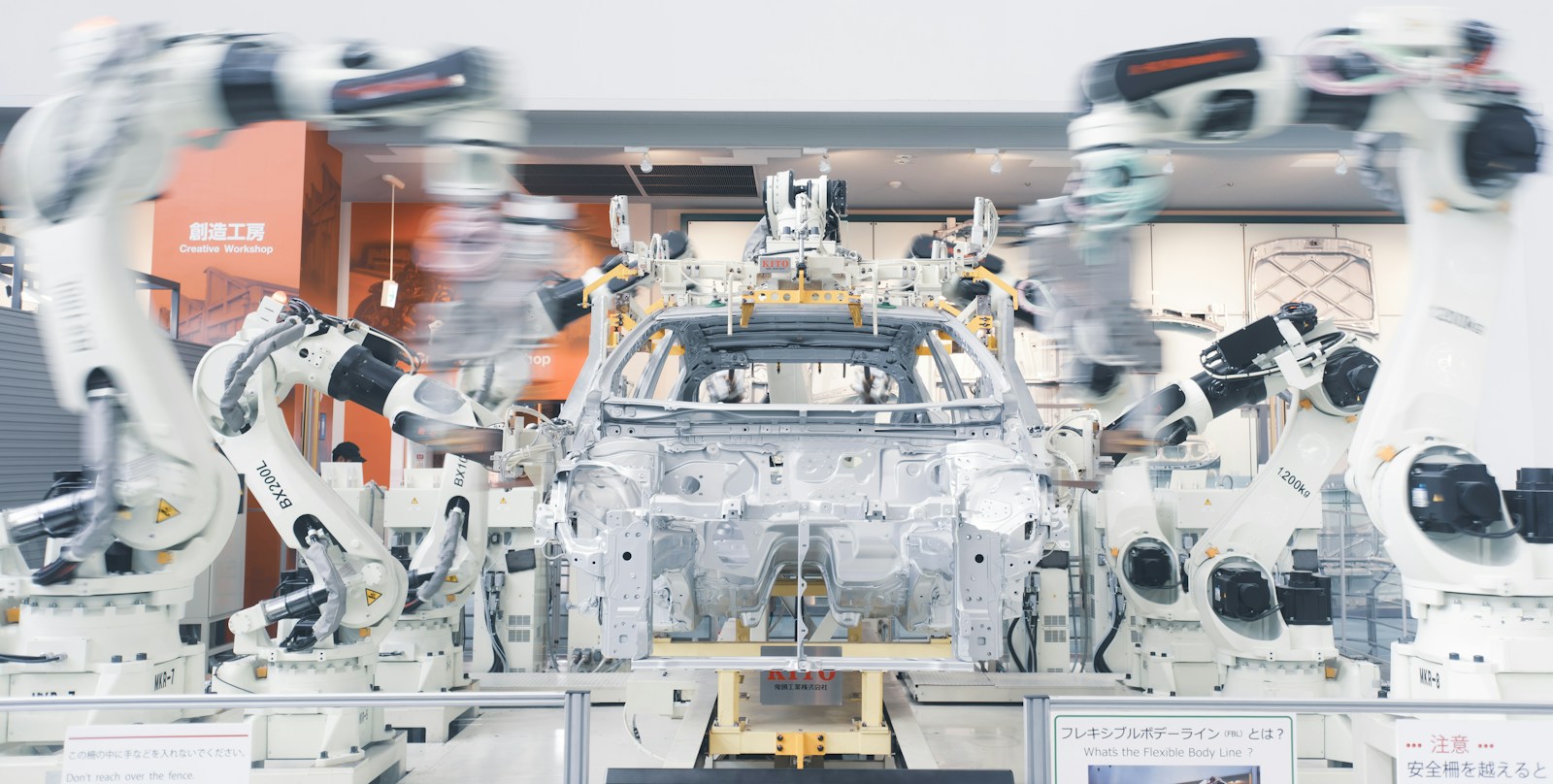 Linea di assemblaggio di auto elettriche in uno stabilimento Toyota in Cina