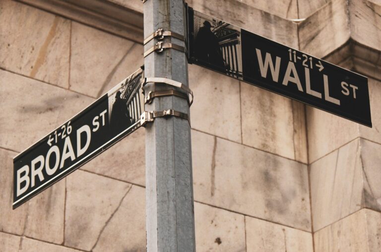 Bitcoin sotto pressione: 136.000 BTC in pegno mentre Wall Street frena