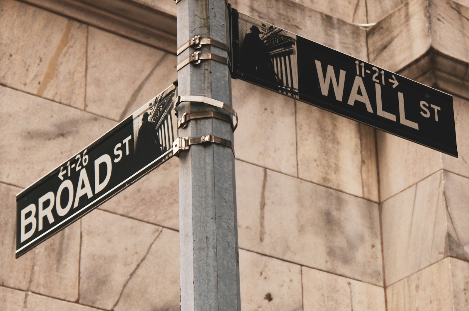 Bitcoin sotto pressione: 136.000 BTC in pegno mentre Wall Street frena