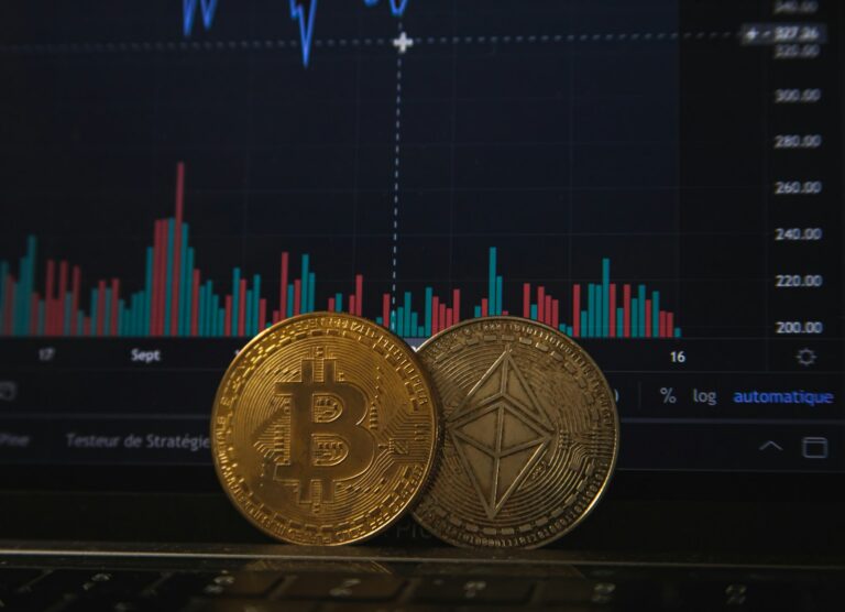 Schermo di trading con il grafico degli afflussi sugli ETF Bitcoin