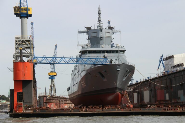 Cantiere navale con gru: il premio Niaf a Folgiero e la presenza di Fincantieri negli Stati Uniti