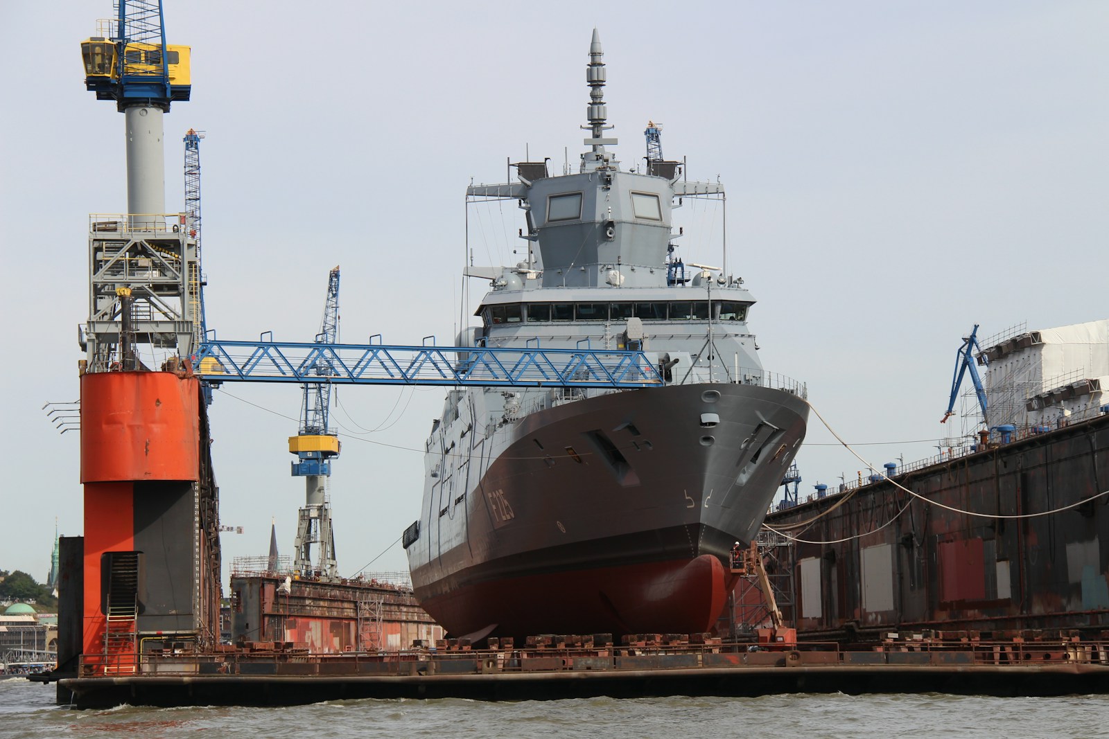 Cantiere navale con gru: il premio Niaf a Folgiero e la presenza di Fincantieri negli Stati Uniti