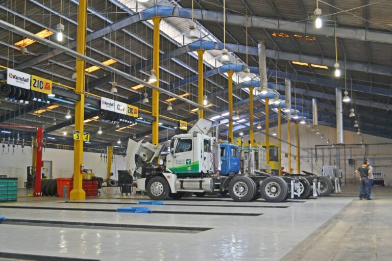 catena di montaggio di camion Iveco in stabilimento, oggetto dell'OPA di Tata Motors a 14,4 euro