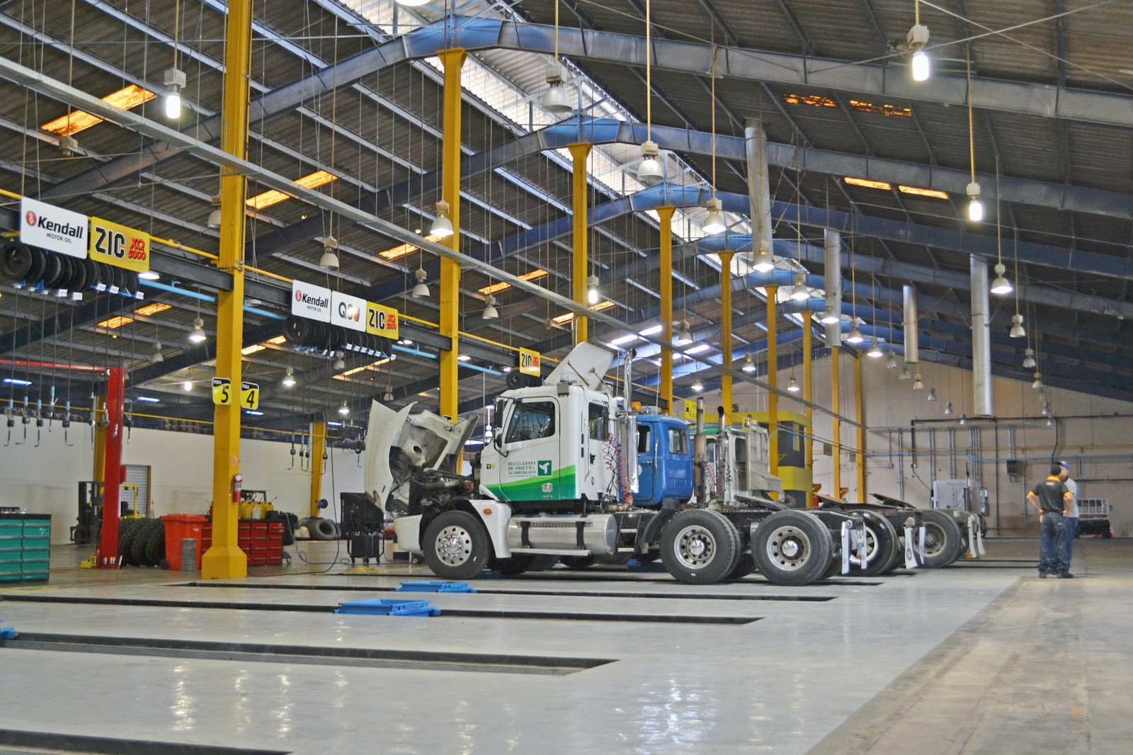 catena di montaggio di camion Iveco in stabilimento, oggetto dell'OPA di Tata Motors a 14,4 euro