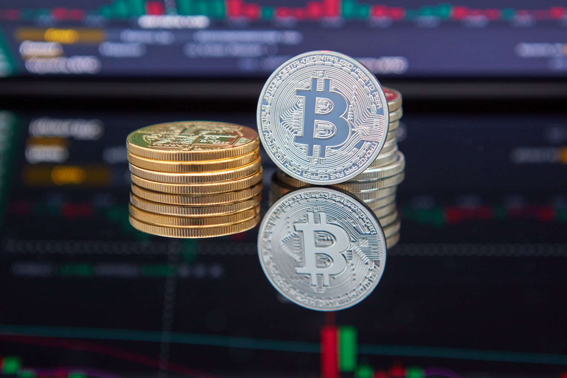 JPMorgan vede Bitcoin al 10% annuo, ma aumentano i rischi regolamentari