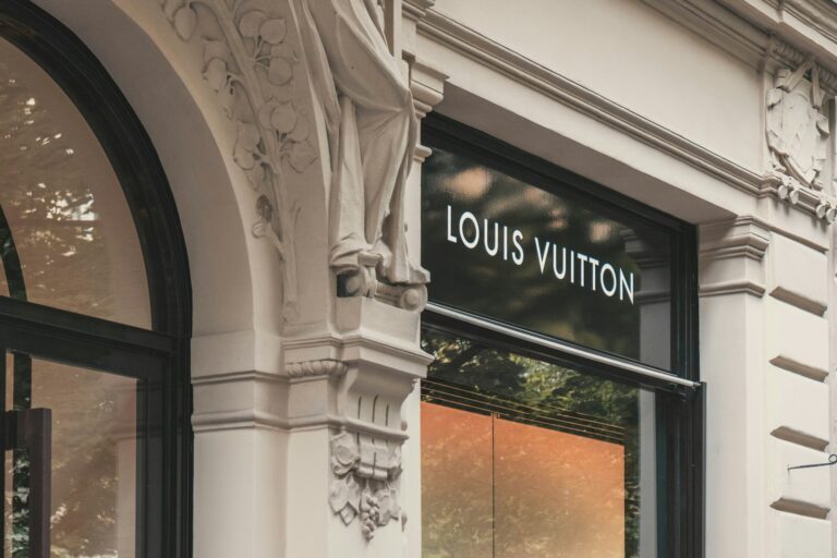 Vetrina di una boutique di lusso: i ricavi di Kering frenano per il calo di Gucci