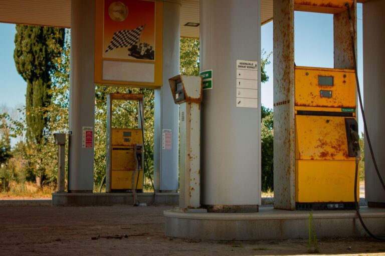 Carburanti, prezzi di nuovo in rialzo: cosa dice l’Osservatorio Mimit