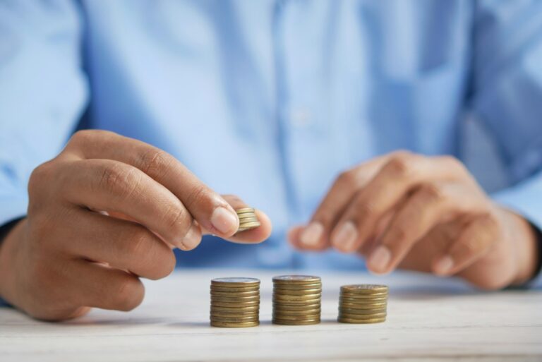 Calcolo del rendimento di un conto deposito a settembre 2026 con calcolatrice e monete